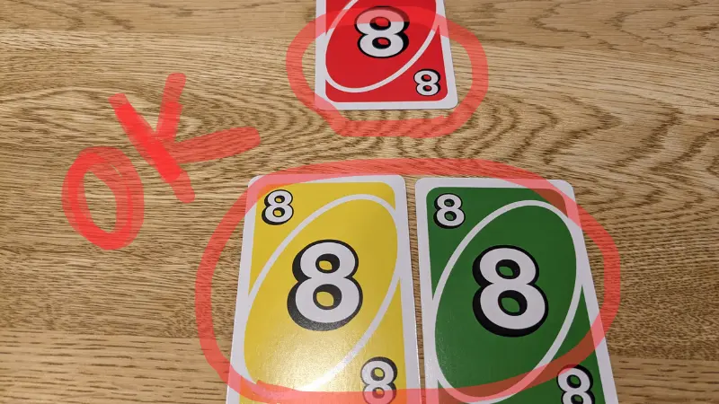 ウノのカードで数字が3枚一致してて色は全て異なっている
